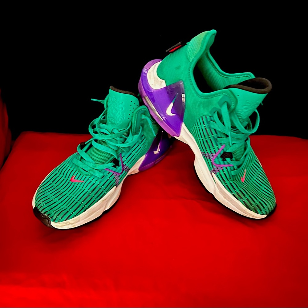 Lebron James Witness six “Emerald Berry” size 11